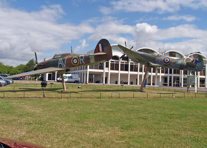 Egy Hurricane- és egy Spitfire-replika a múzeum előtt <br>Kattintson a képre, és nézze meg a szerző galériáját!