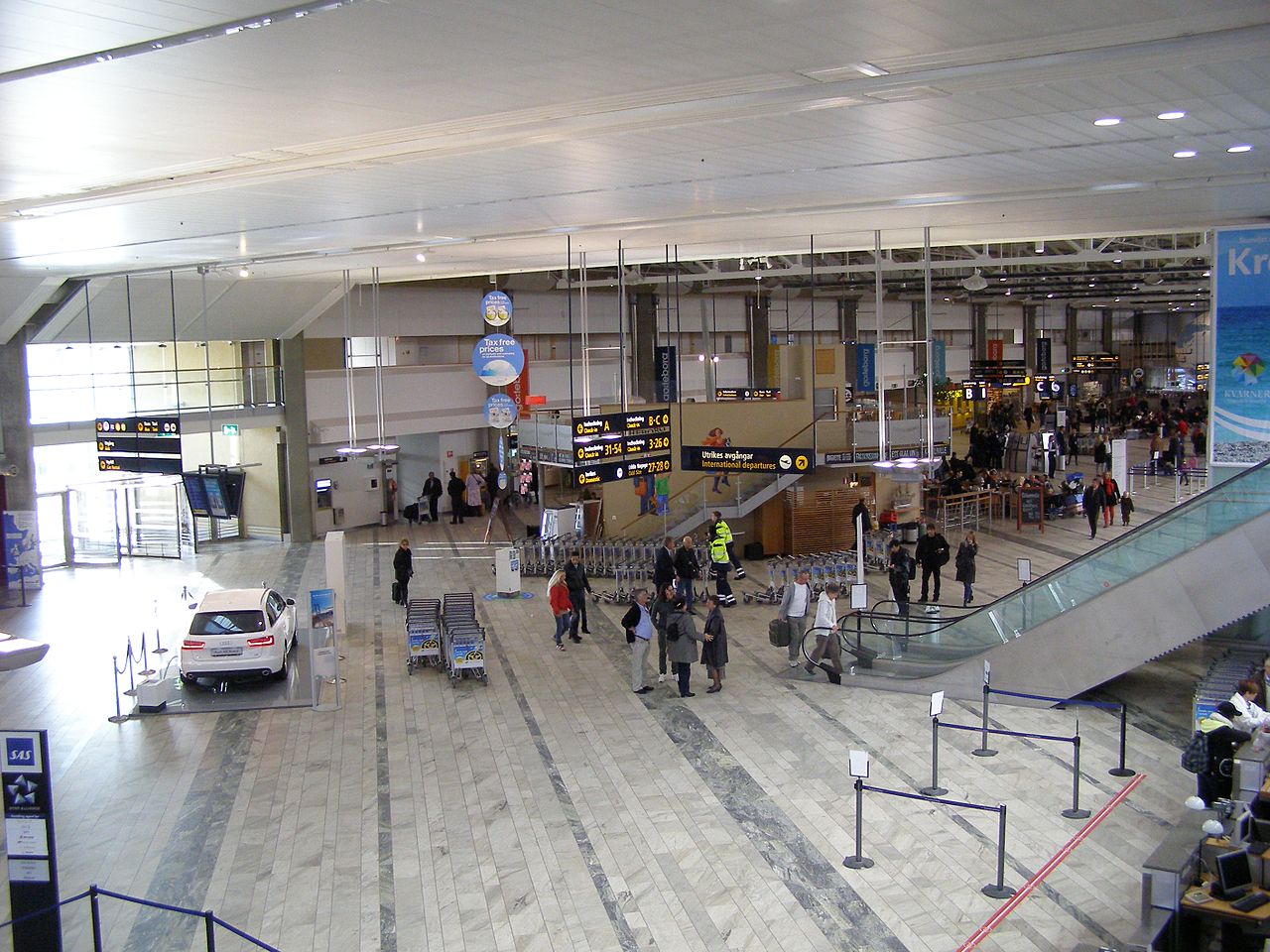 A nemrég felújított terminál indulási csarnoka