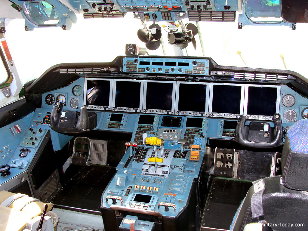 Modern képernyő, digitális hajtómű- és repülés-vezérlés