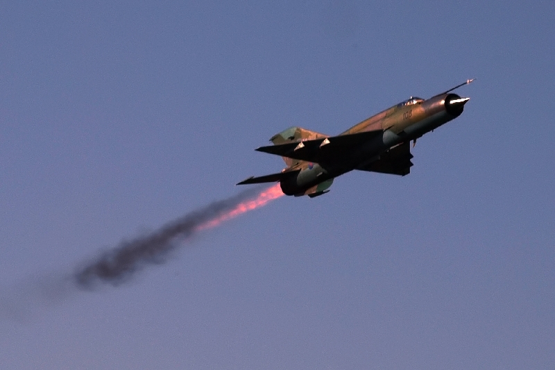A horvát légierő MiG-21BiSz vadásza utánégéssel, kicsit kormolva