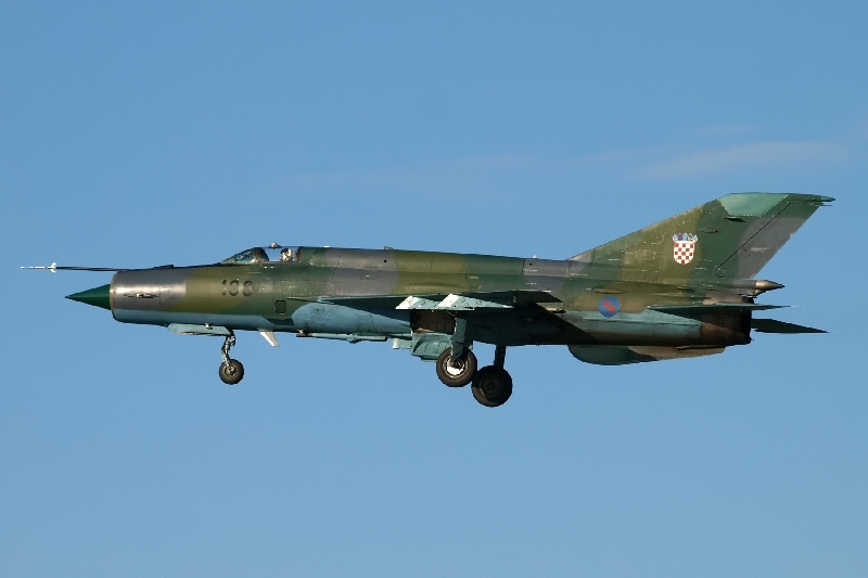 A horvát légierő MiG-21BiSz vadászgépe leszálláskor. A futóművek nagyobb átmérőjűek, szemben a korai változatokkal