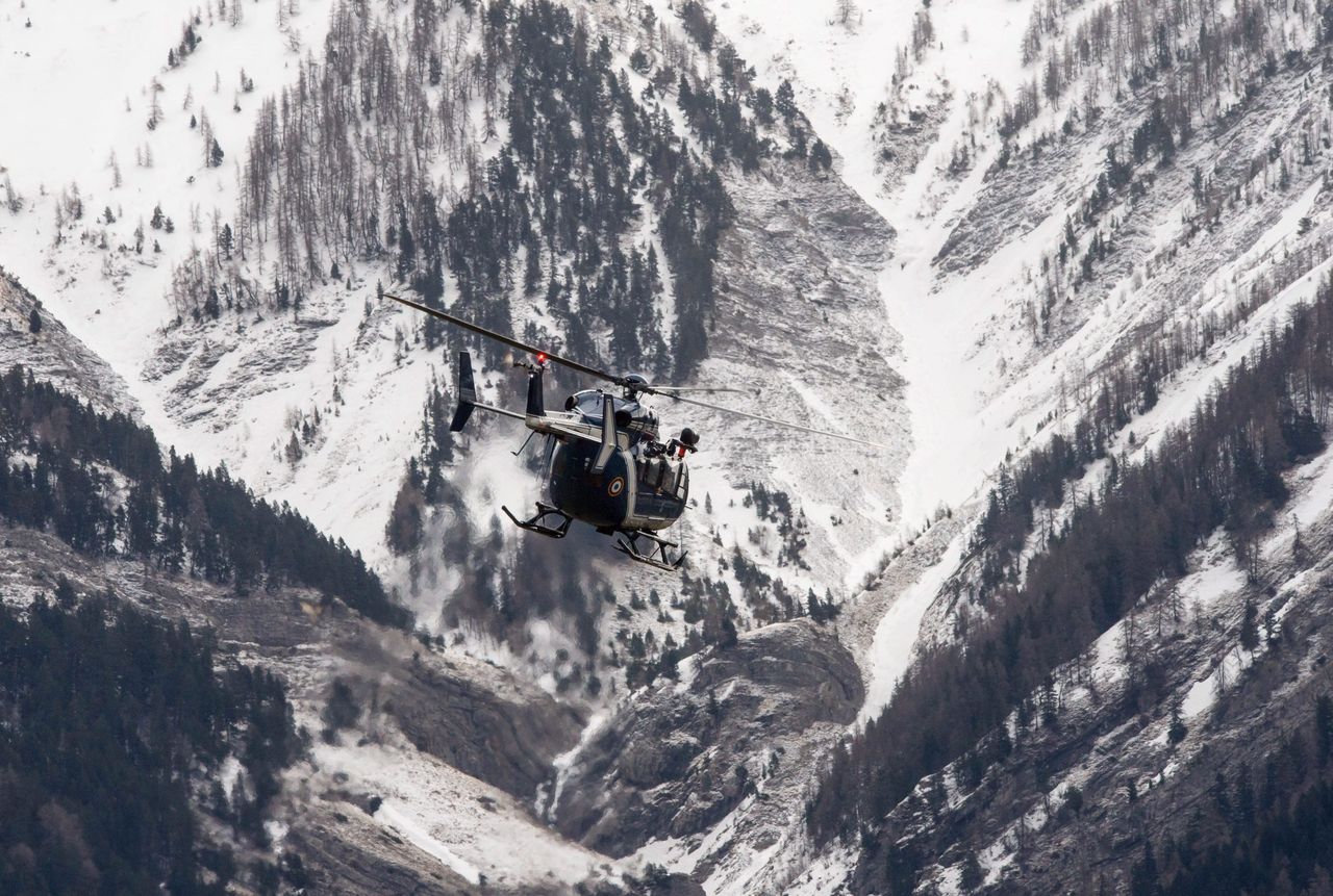 A helikopterek nemigen tudnak leszállni a roncsoknál, csörlővel dolgoznak