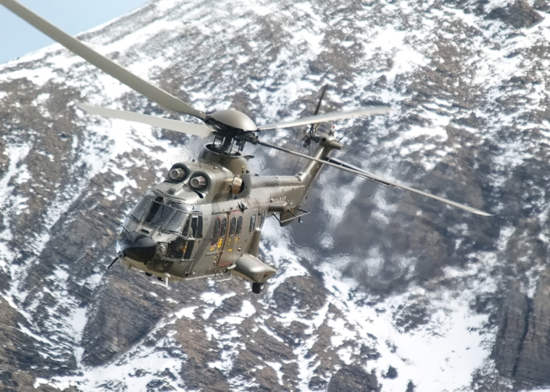 Az Airbus Helicopters Superpuma/Cougar esélyes lenne a közepes kategóriában
