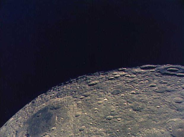 Nem adatott meg leszállniuk... A fotó a Holdat megkerülő sérült űrhajó ablakából készült