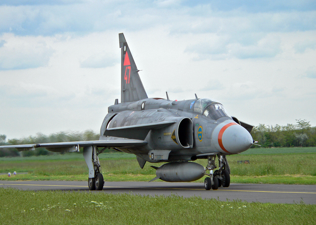 A JA-37 Viggen saját szárnyán érkezett Szolnokra. Egy van belőle, a látványtervező megduplázta, de minek, ha át sem kerülhet?