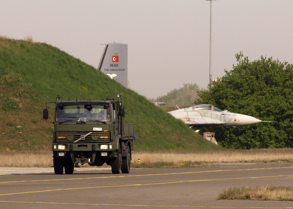 A régi kor emlékére MiG-29 orra, és a lerohadt török Transall svanca