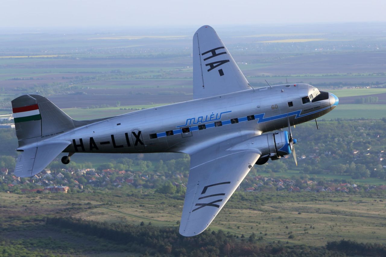 A Li-2-es látványnak is mesés, hát még repülni vele!<br>(légifotók: Sztraka Ferenc)