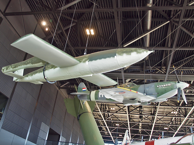 A Frieseler F-103 (V1) szárnyasbomba és egy brit Supermarine Spitfire LF IX: a póz nem véletlen, volt, hogy a Spit-pilóták szárnyvéggel lökdösték le a pályáról a V-1-est