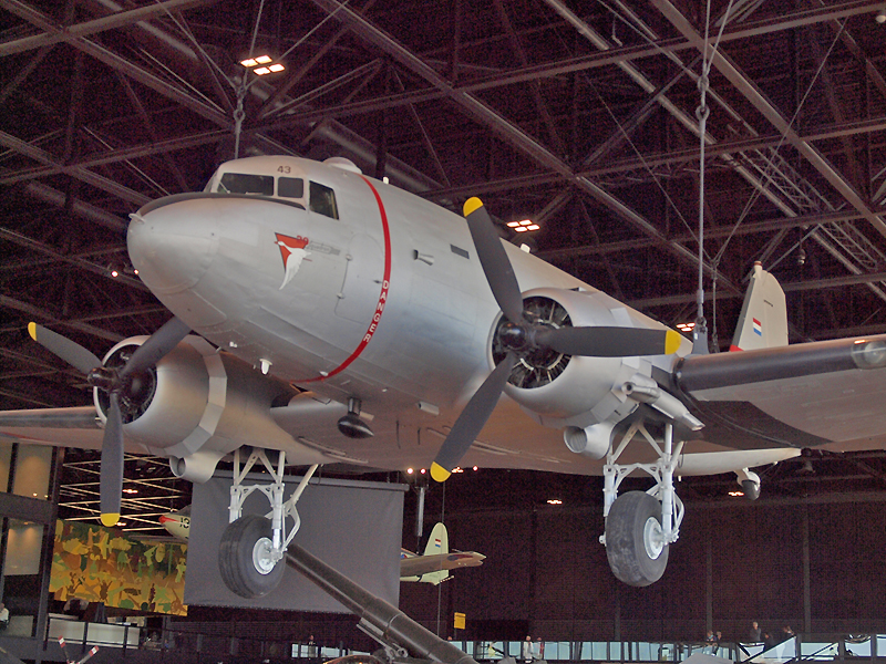 DC-3/C-47 is felaggatható a menyezetre