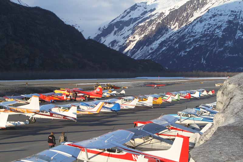 A verseny minden májusban hatalmas attrakció az alaszkai kisváros repterén