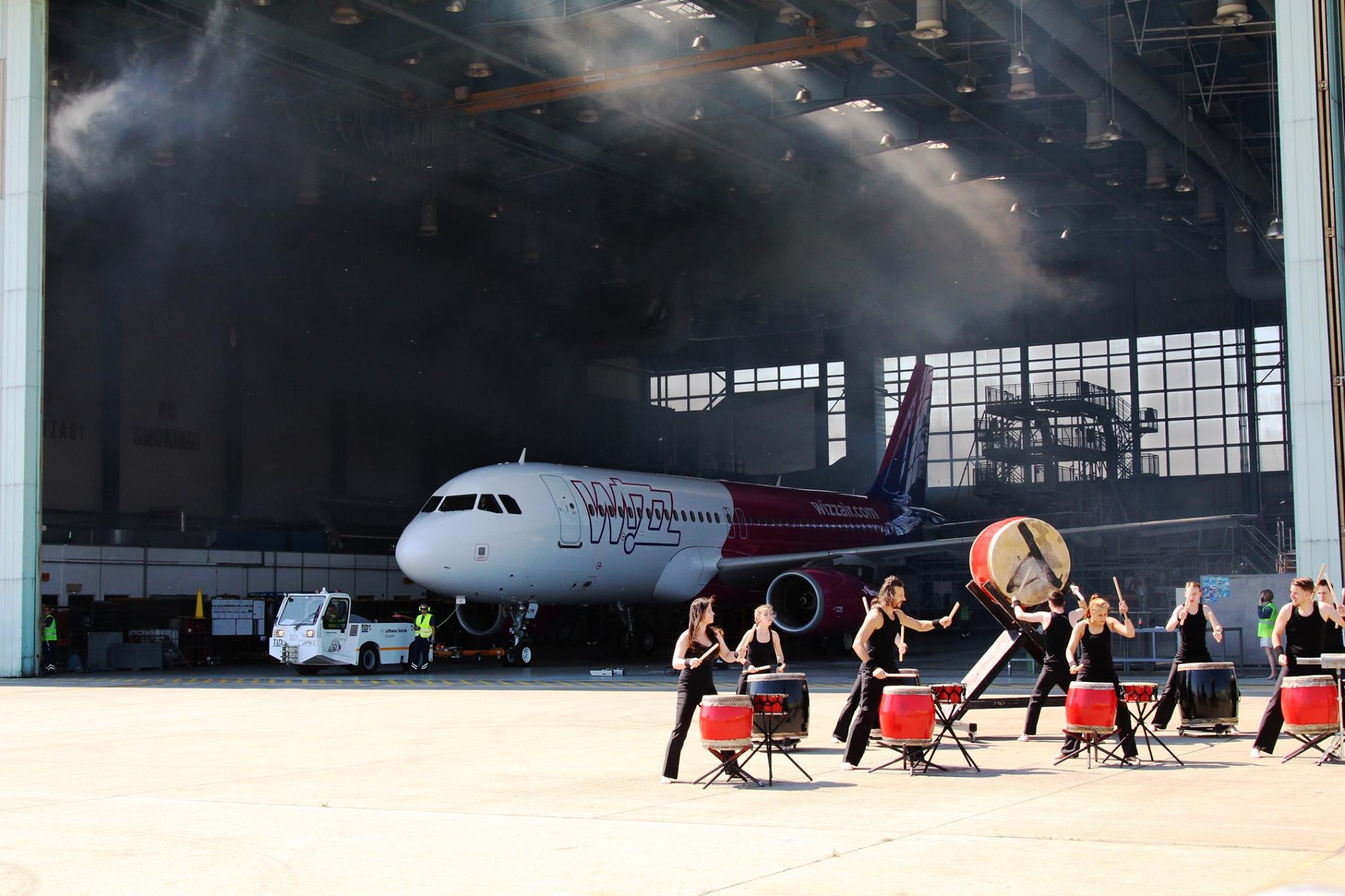 Új színek az évfordulón: kigördül a hangárból a friss A320-as<br>(fotók: Hardy Mihály)