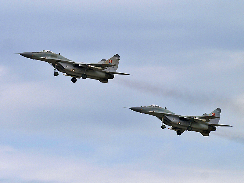 MiG-29-es géppár lassú áthúzásban