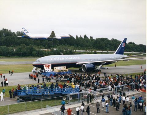 Érdekes fotó a United gépének átadási ünnepségről: a háttérben a prototípus repül