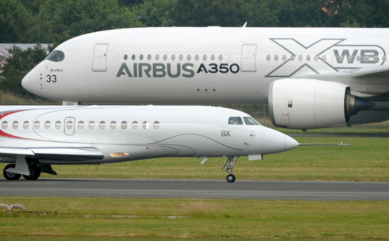 Előtérben a Dassault legújabb üzleti gépe, háttérben az A350-es második példánya