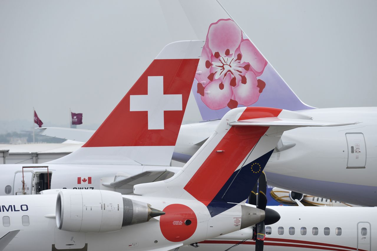 Le Bourget-n viszonylag szűk a hely: a vezérsíkok közül a nagyobb a 777-300-asé, és ott a svájci színekben kiállított CSeries is<br>(fotók: Daily Mail)