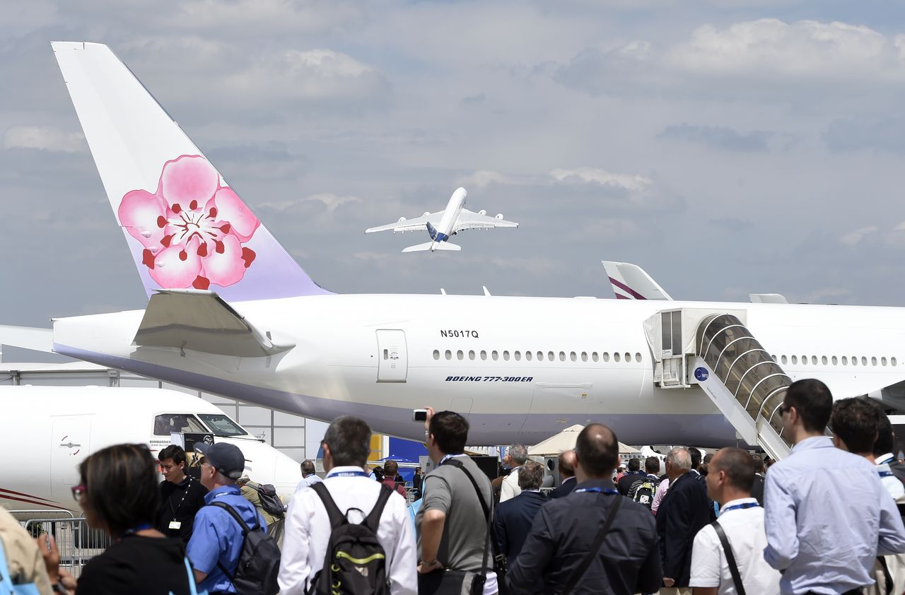 Show-time konkurenciával: előtérben egy Boeing 777-es, a háttérben az A380 gyári prototípusa repül<br>(fotók: Daily Mail)