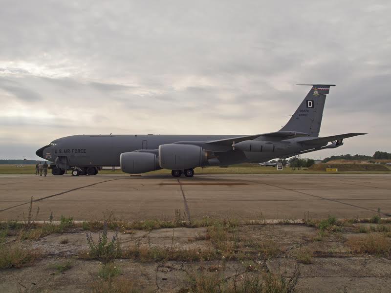 A most következő feladatokhoz be kell gyakorolni a légitankolást: ebben segít az amerikai KC-135-ös