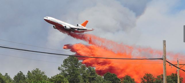DC-10-es tűzoltó munka közben: a felelőtlenül reptetett drón miatt meg kellett szakítani az oltást 