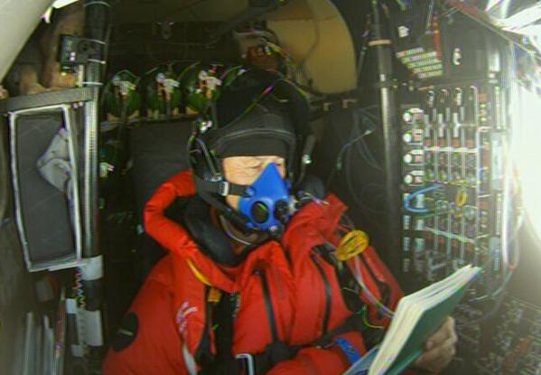 A pilóta csak húszperces pihenőket tarthatott, nagyobb magasságban nagyon hideg volt és kellett az oxigénálarc is