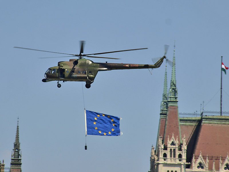 A finnektől kapott Mi-8-as uniós zászlóval<br>(A szerző fotói)