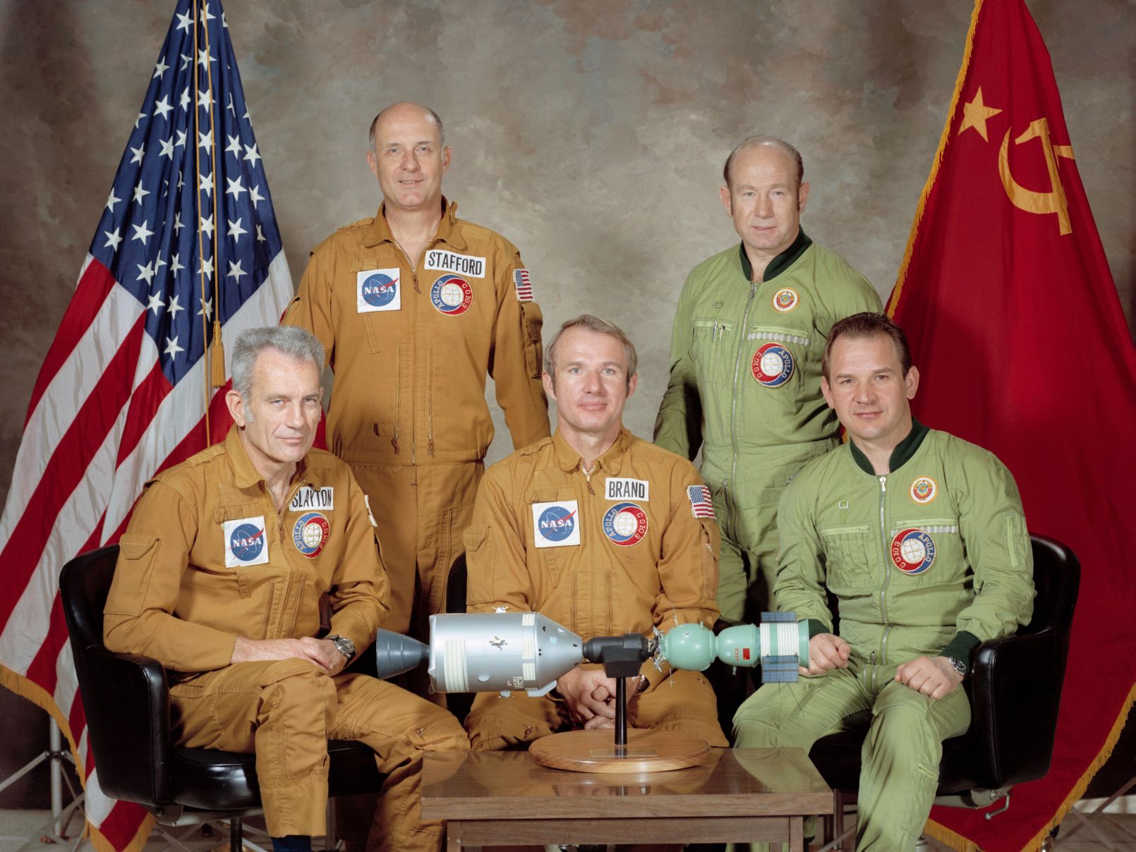 Életre szóló barátság az űrhajósok között, több évtizedes együttműködés a két űrügynökség között, a hidegháború legkeményebb éveiben is