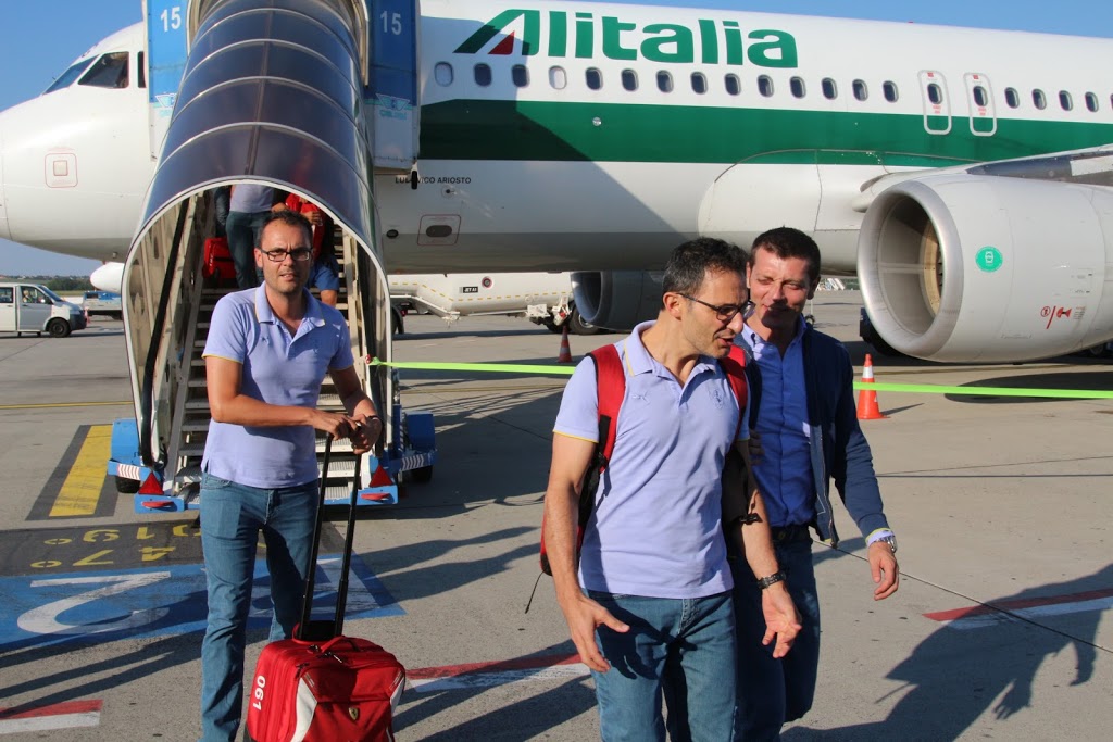 Olasz csapatok érkezése, egy bérelt Alitalia A320-assal