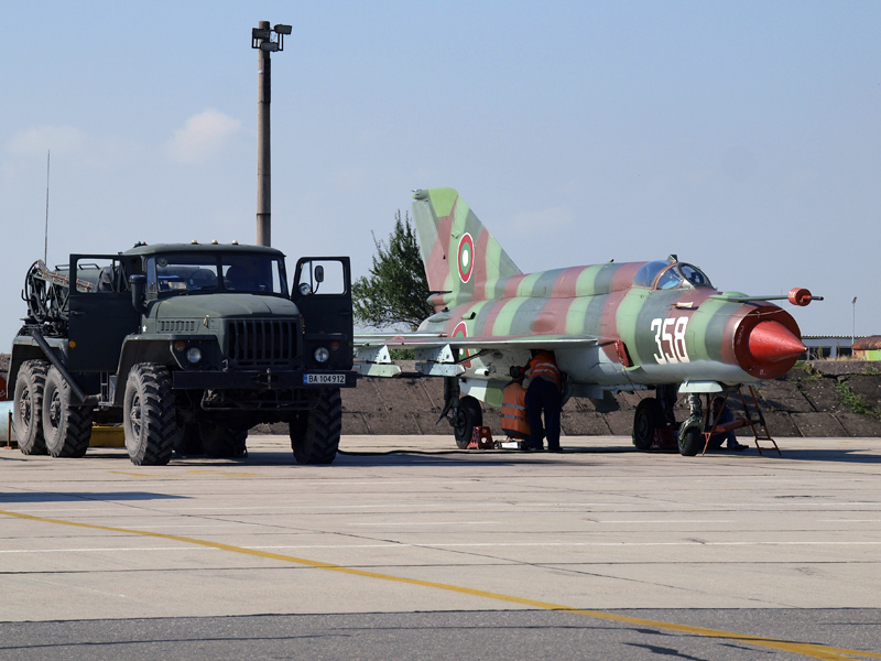 A vetarán MiG-21BiSz-t repülésre készítik elő<br>(a szerző fotói)
