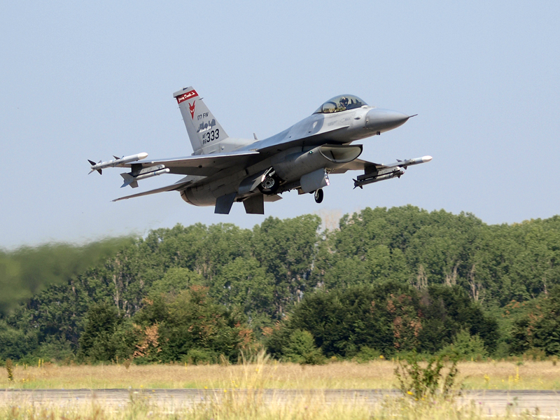 Levegőben a Jersey Ördögök egyik F-16C madara. A konfiguráció légiharcgyakorlás, két BVR és két közelharc rakéta imitátor