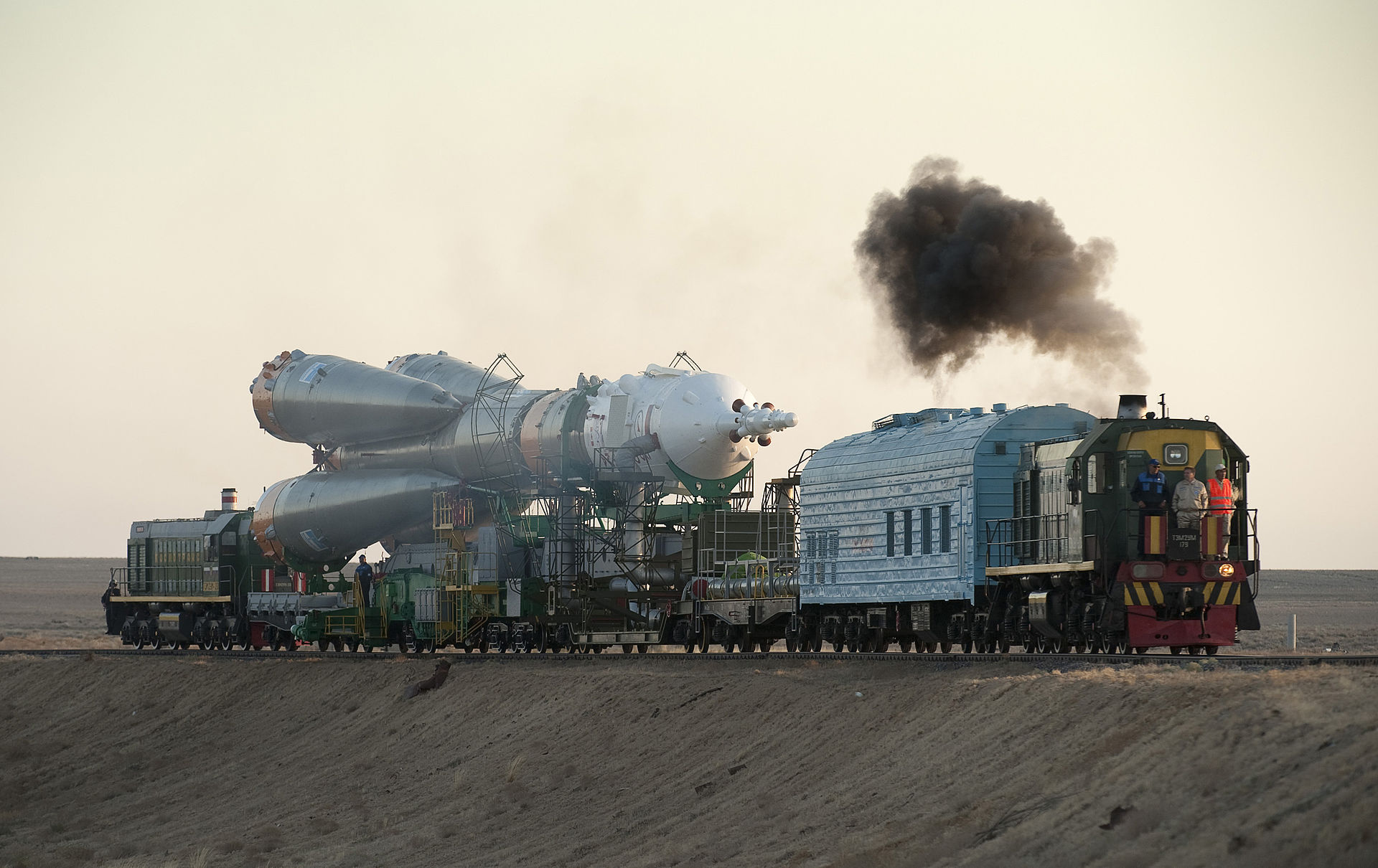A rakétát az űrhajóval vasúton viszik a kilövőpadhoz