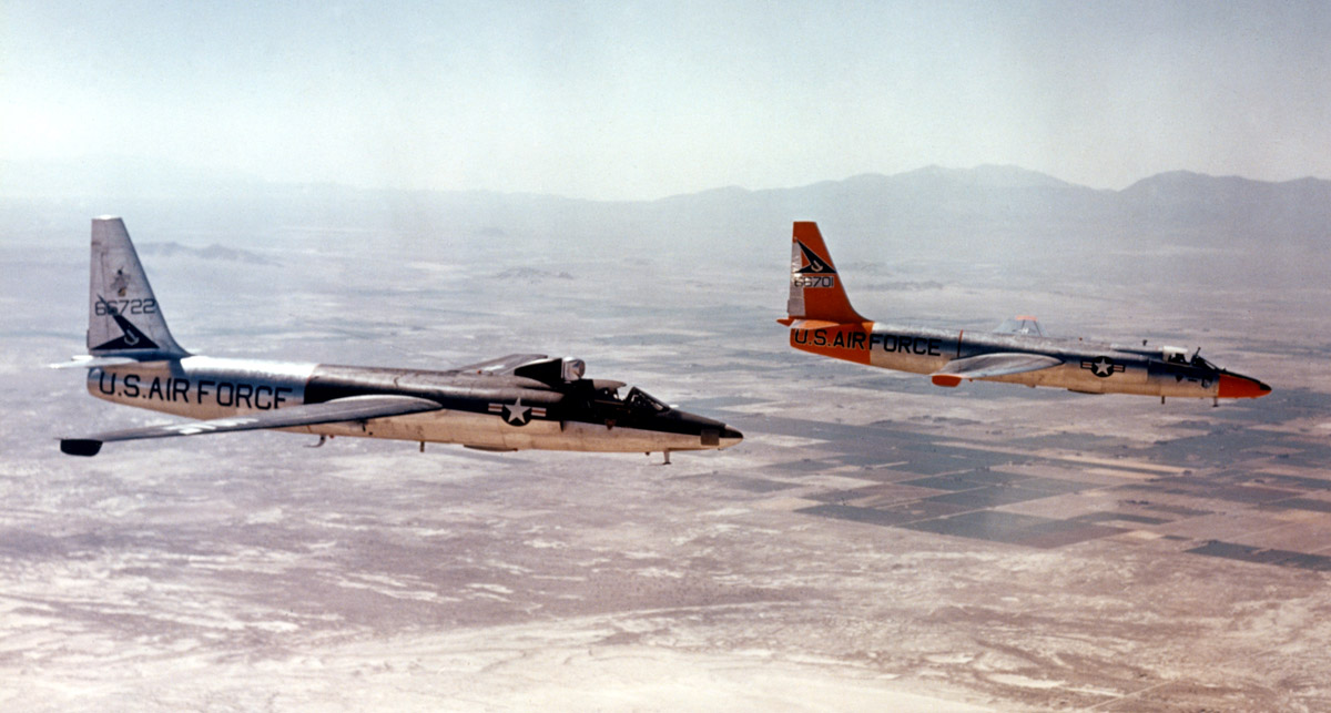 Ritka fotó, az U-2-esek általában egyedül repülik a bevetéseket, légi utántöltés nélkül