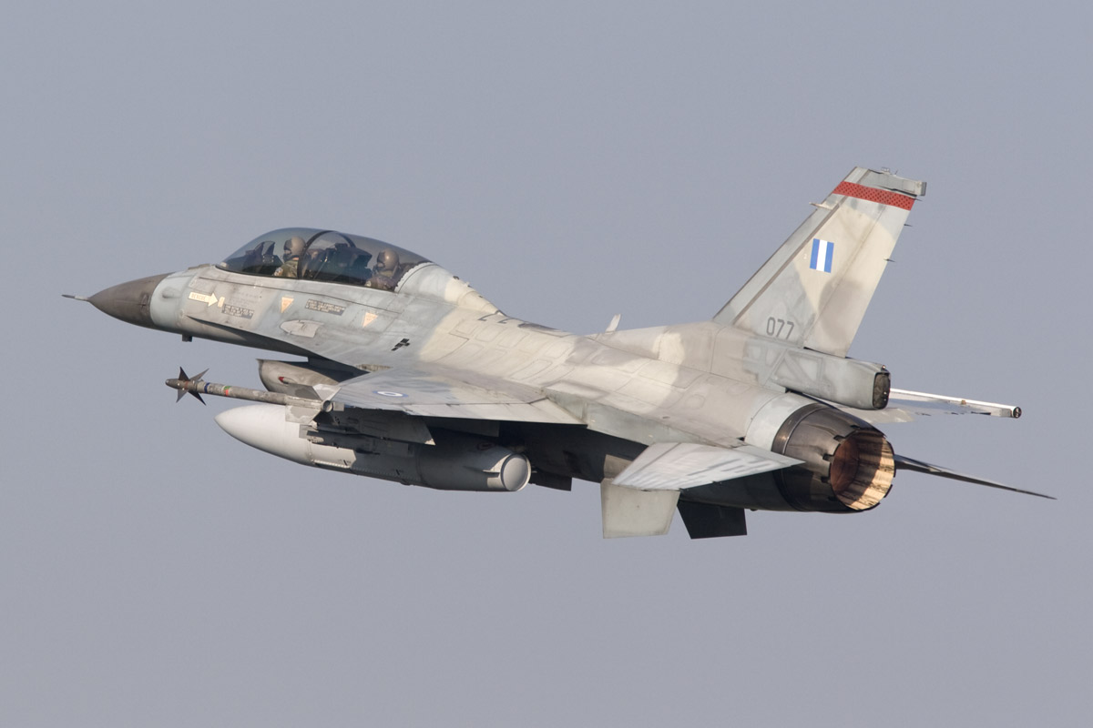 A görögök egy másik F-16D típusú harci gépe, hasonlóan sok függesztménnyel, több póttartállyal