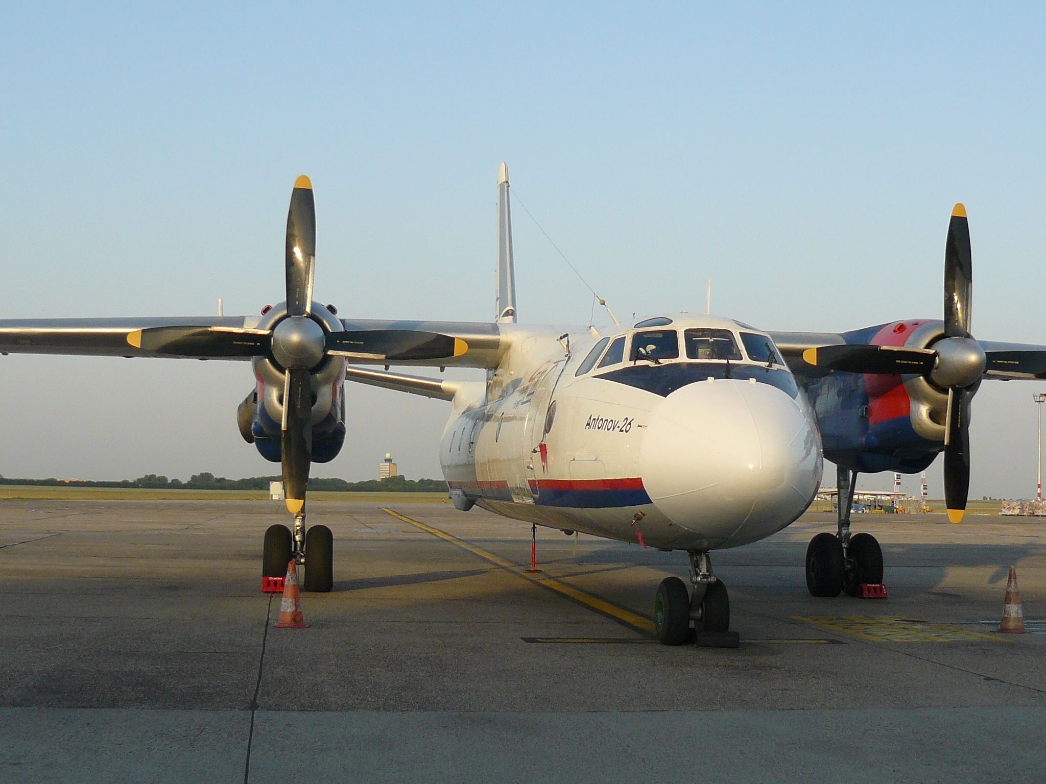 Ritka madár nálunk: An-26-os tehergép magyar lajstrommal a Liszt Ferenc nemzetközi repülőtéren