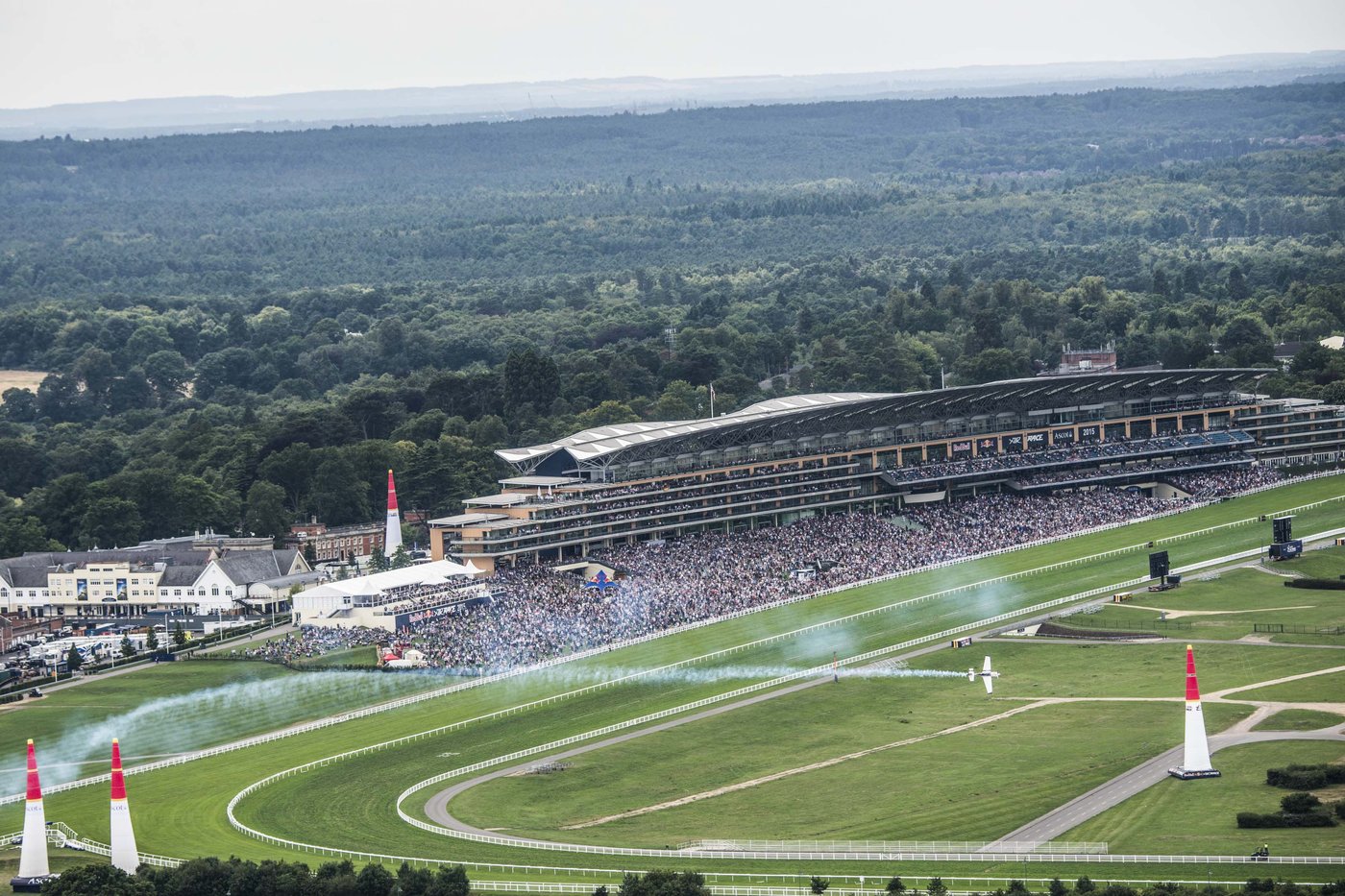 Ahol lovak rohannak a zöld füvön, most lóerők robognak a pálya fölött<br>(fotók: redbullairrace.com)