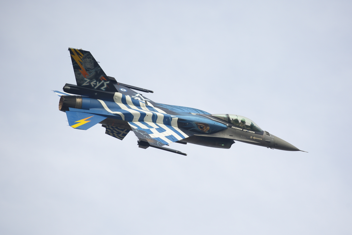Azért a mai gépek is szépen recsegnek: például a görög légierő F-16-osa