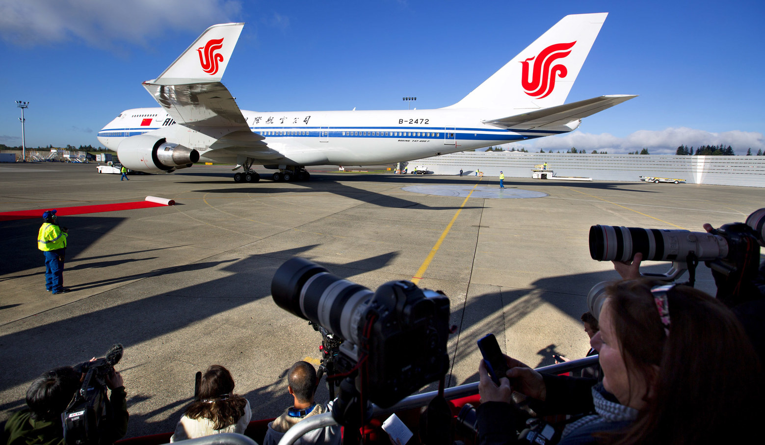 A kínai elnöki különgép történetesen egy 747-400-as, az amerikai érkezés helyszíne az everetti Paine Field<br>(fotók: Seattle Times, Boeing)