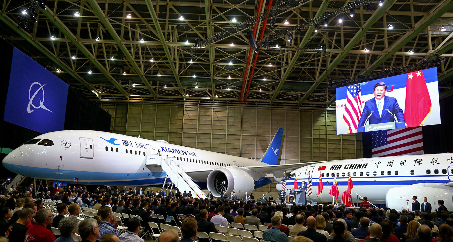 Elnöki beszéd Everettben, a díszlet egy Xiamen 787-es és egy Air China 737-es