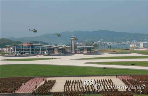 Az új reptérről a legelső nyilvános fotó akkor készült, amikor a légierő tartott itt bemutatót Kim Dzsong-un, a nagy vezető számára