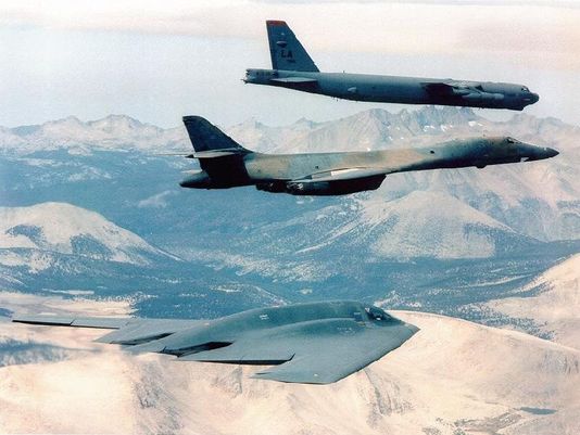 A jelenlegi bombázók egy képen, az ősöreg B-52-es, a B-1B és a méregdrága B-2-esek egyike