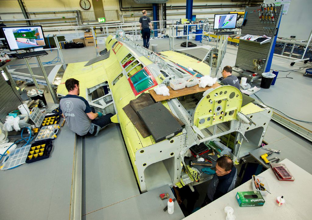A Saab érdekes fotói az új, modernizált, javított teljesítményű Gripen első példányának építéséről