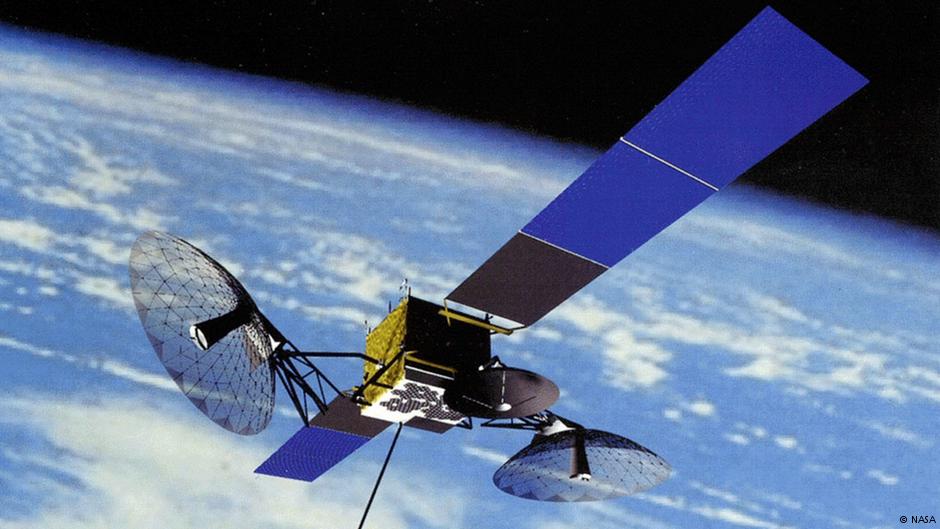 A műholdak az óceánok, a sarkividékek és a lakatlan szárazföldi területek felett repülő gépek jeleit is figyelik