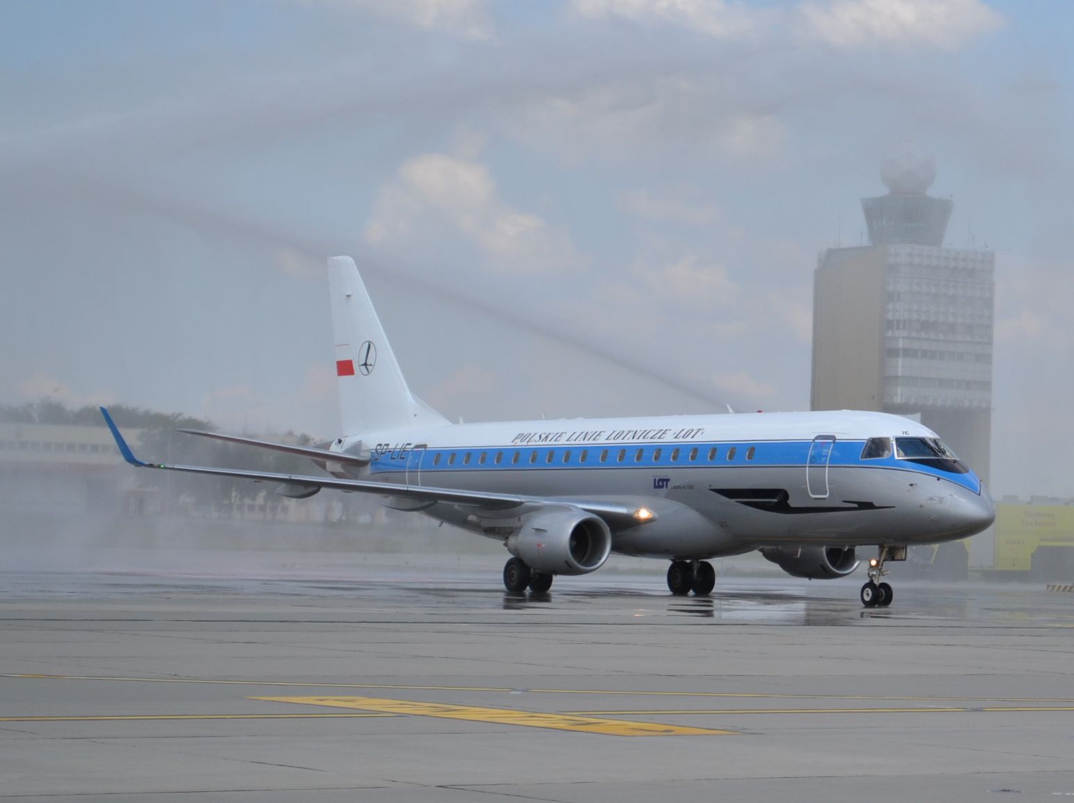 A LOT retro-festésű Embraere a Varsó–Budapest járat évfordulóján, Ferihegyen