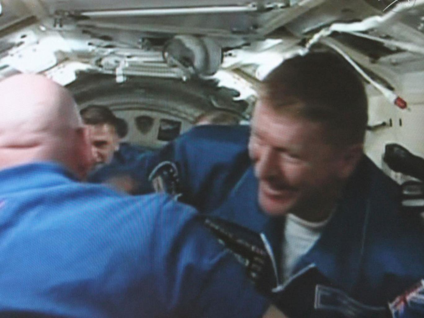 Tim Peake átúszik a Szojuz-kabinból az ISS-re, aki köszönti: az egész évre küldött Scott Kelly