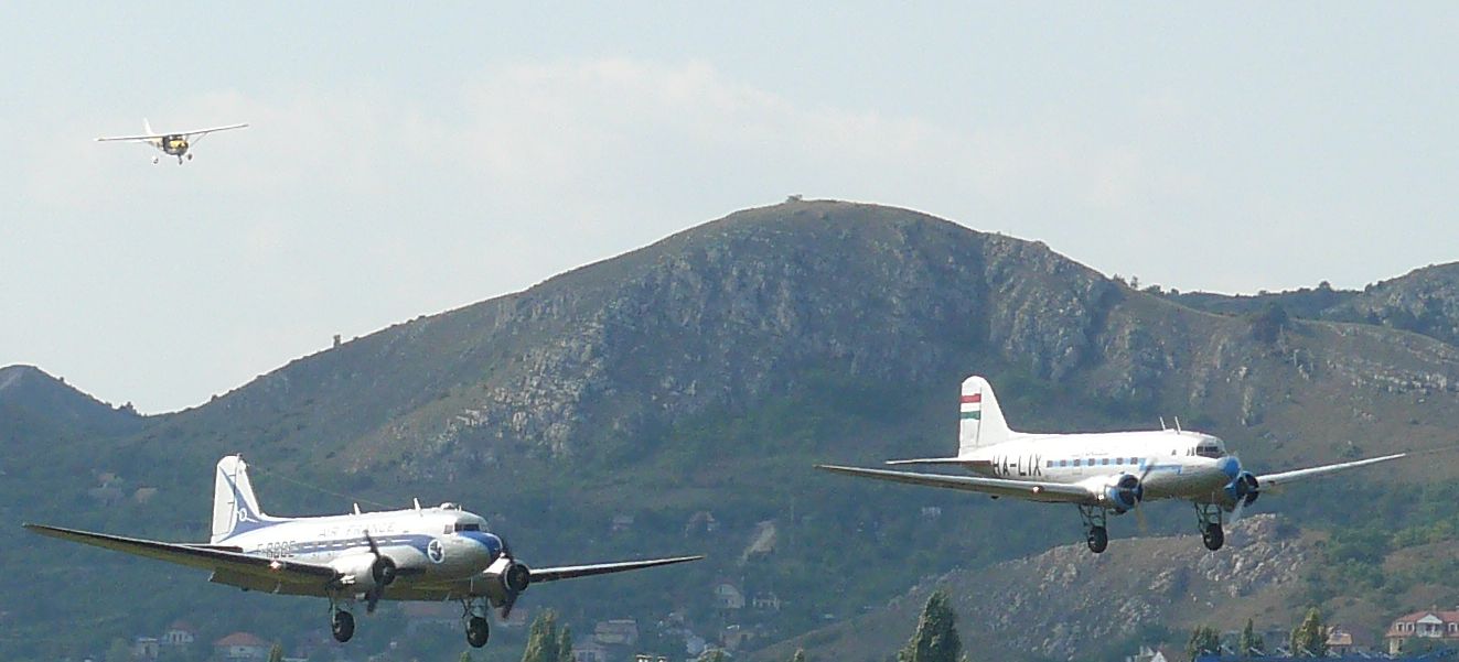 Az érkezés: jobbra a magyar Li-2-es, balra a francia–holland DC-3-as Budaörs felett