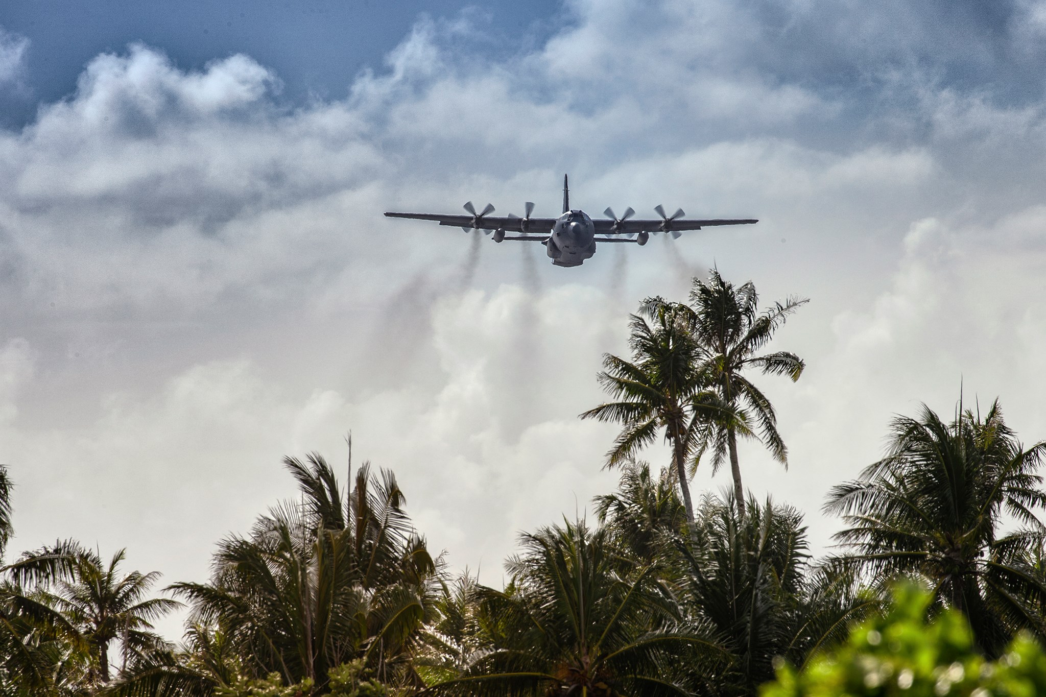 Egy Herky egy sziget felett (fotók: Airman Magazine)