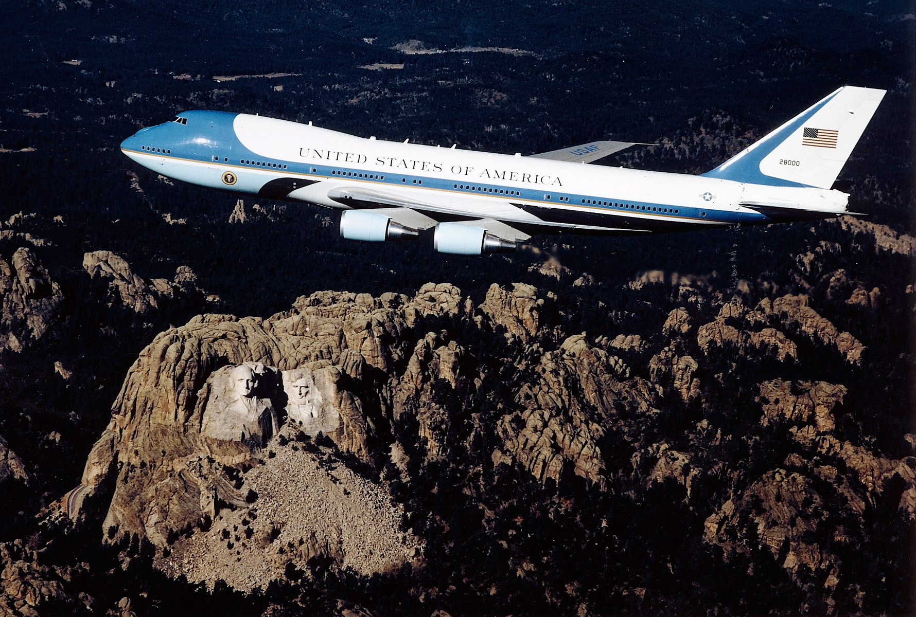 Egy klasszikus fotó az elnöki gépről az egykori elnökök felett