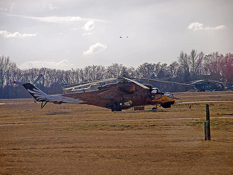 ...és egy egykori híres Mi-24-es, Csőrike, végleg a földön
