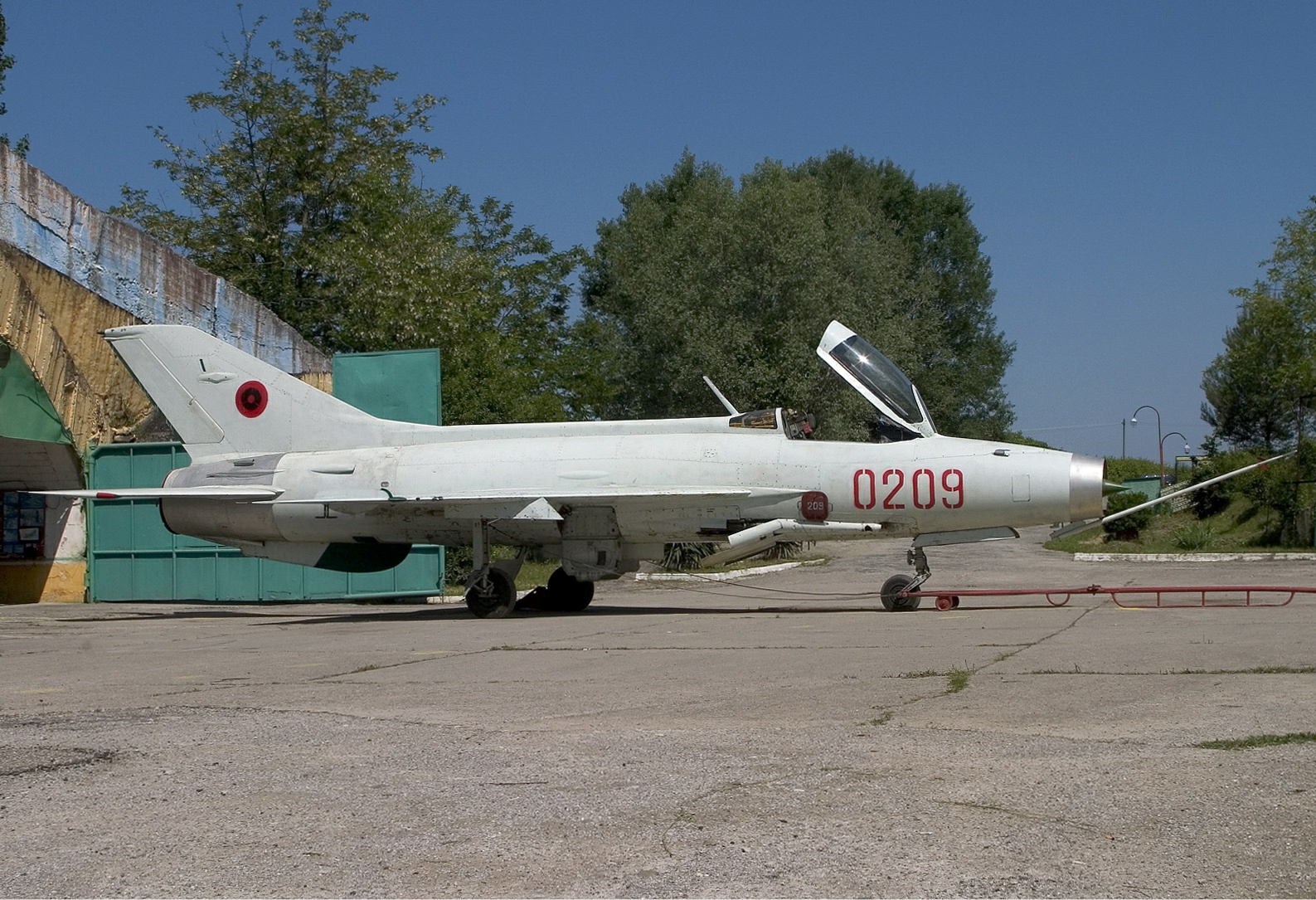 A 21-esek legkorábbi változata, az F-13-as, albán felségjellel, kínai gyártmányként (fotók: Wikimedia)