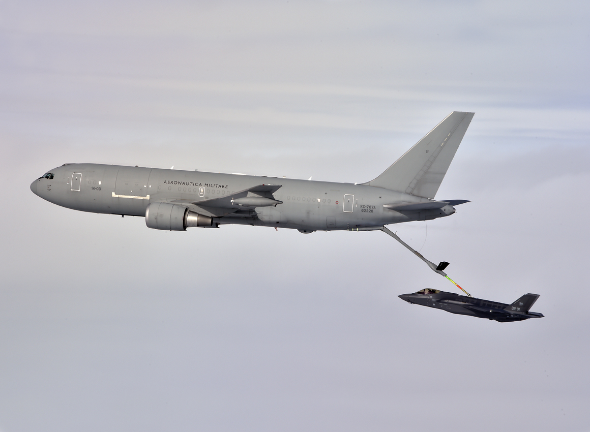 Kivételesen jóidős tankolás a KC-767-esből