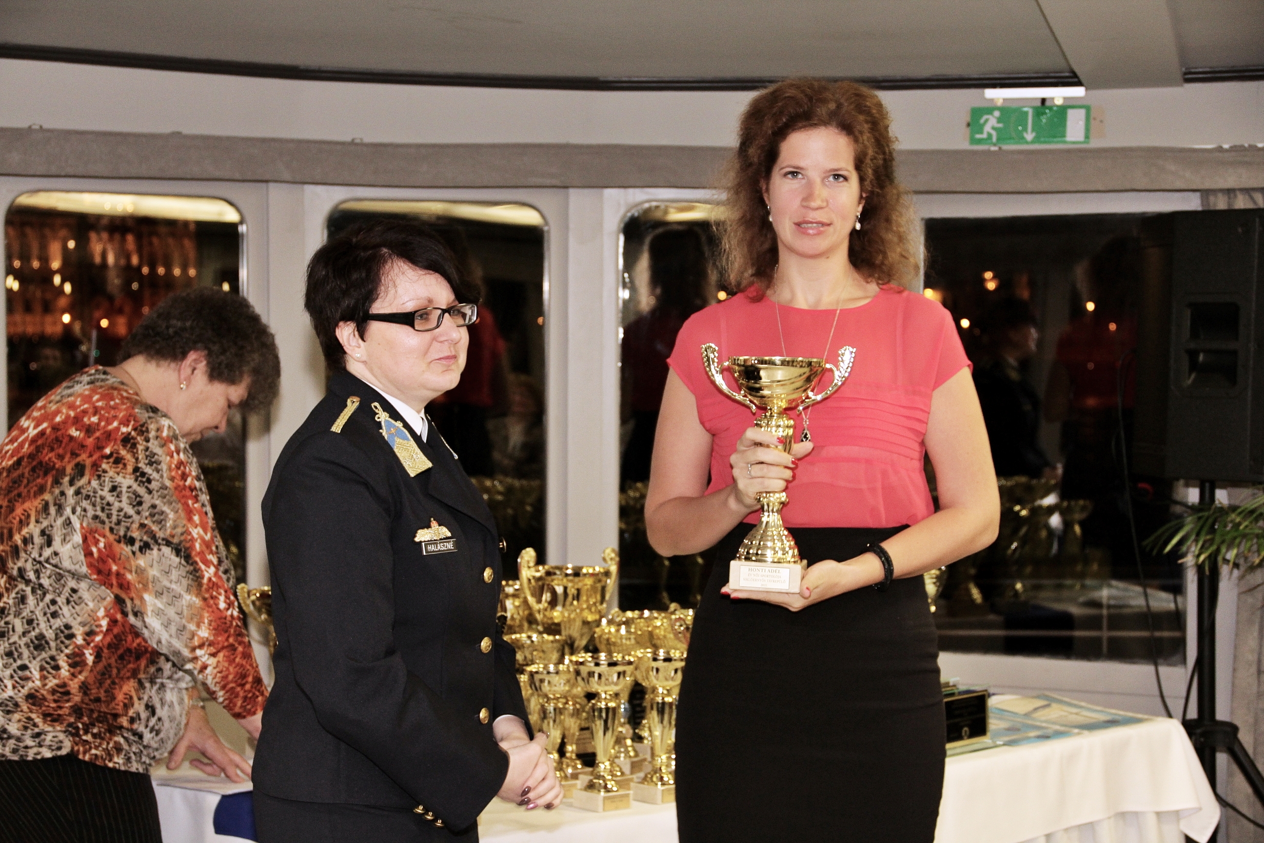 Honti Adél,  az év sportolója a női siklórepülésben, a díjat Dr. Tóth Alexandra adta át