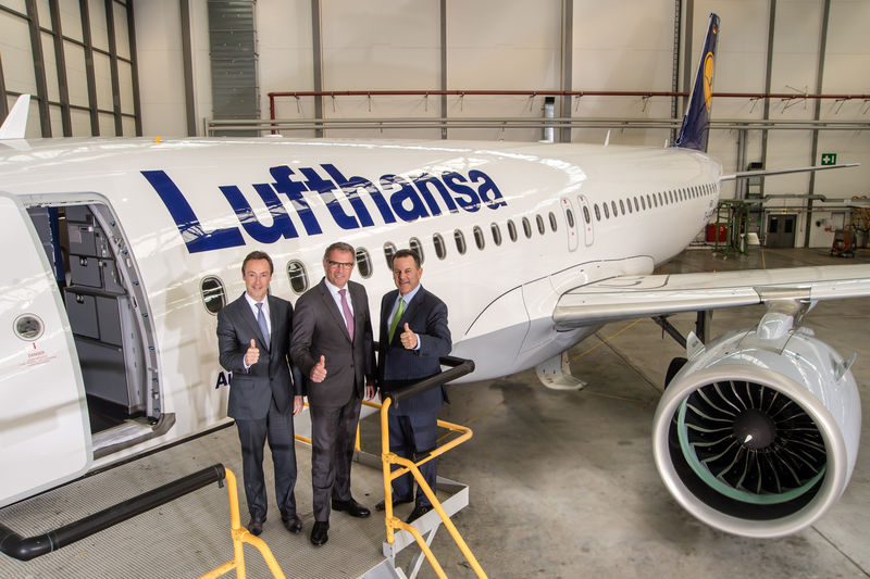Az első neo januári csendes átadása az Airbus, a Lufthansa és a P&W első emberével (fotó: Airbus)